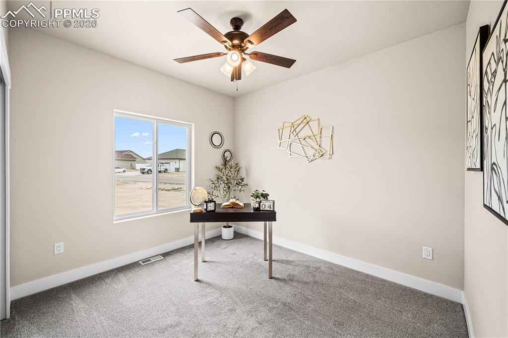 Image 19 of 27: Office