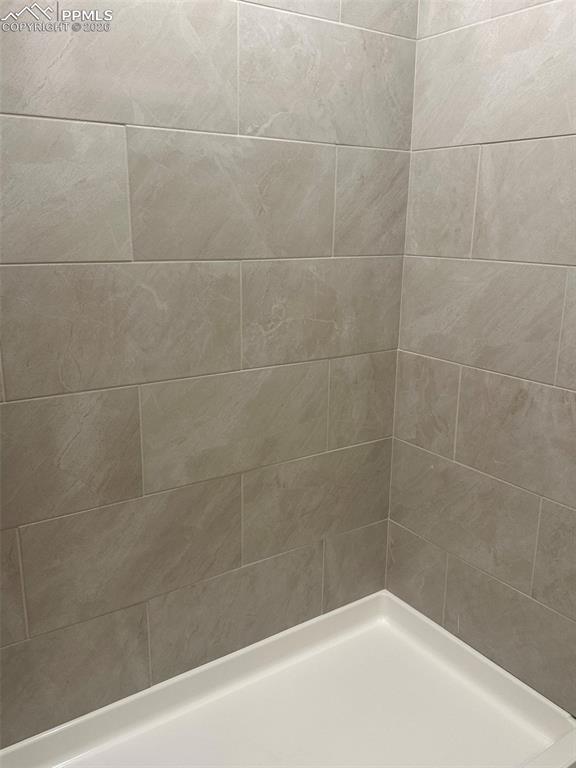 Image 6 of 14: Bathroom