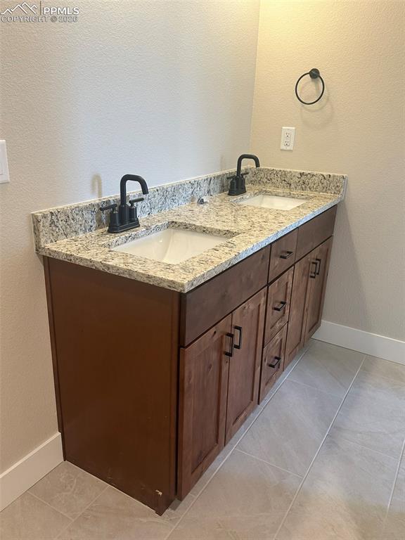 Image 7 of 14: Bathroom