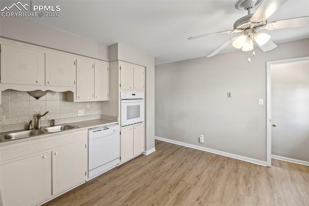 Image 12 of 50: Kitchen