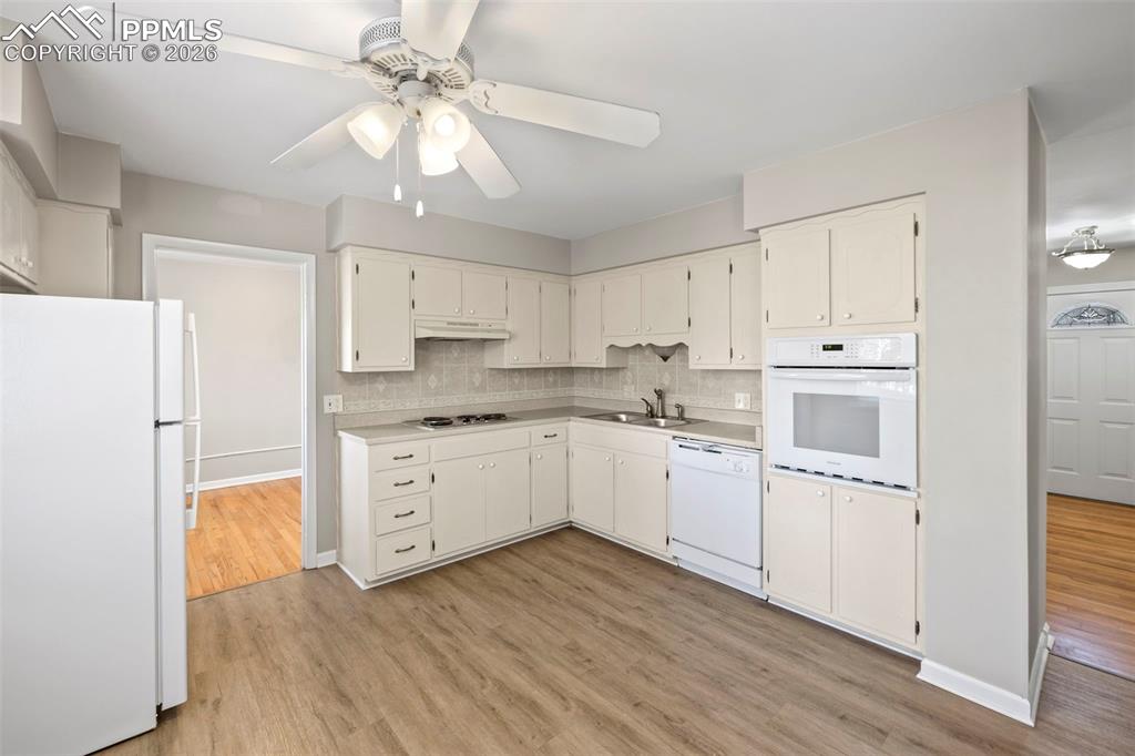 Image 13 of 50: Kitchen