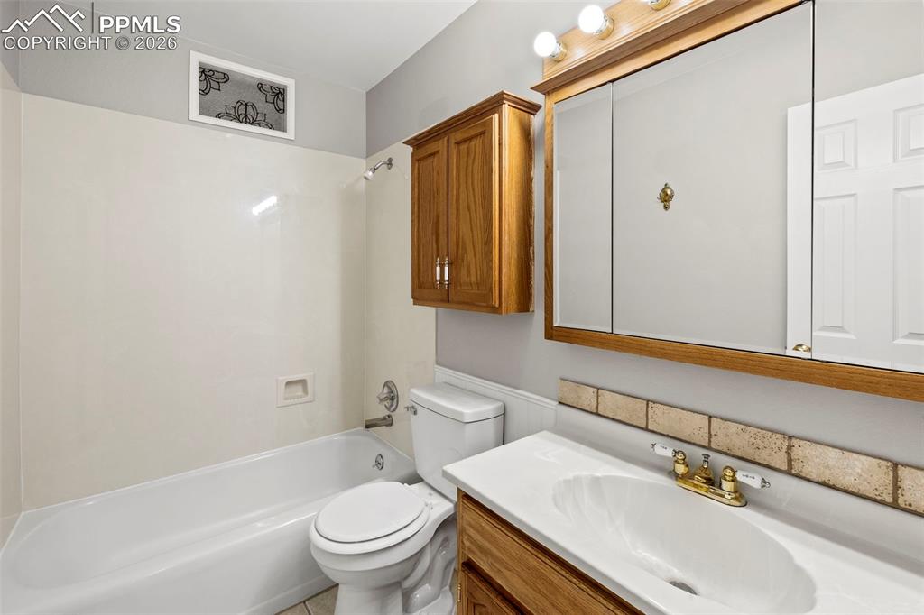 Image 21 of 50: Bathroom