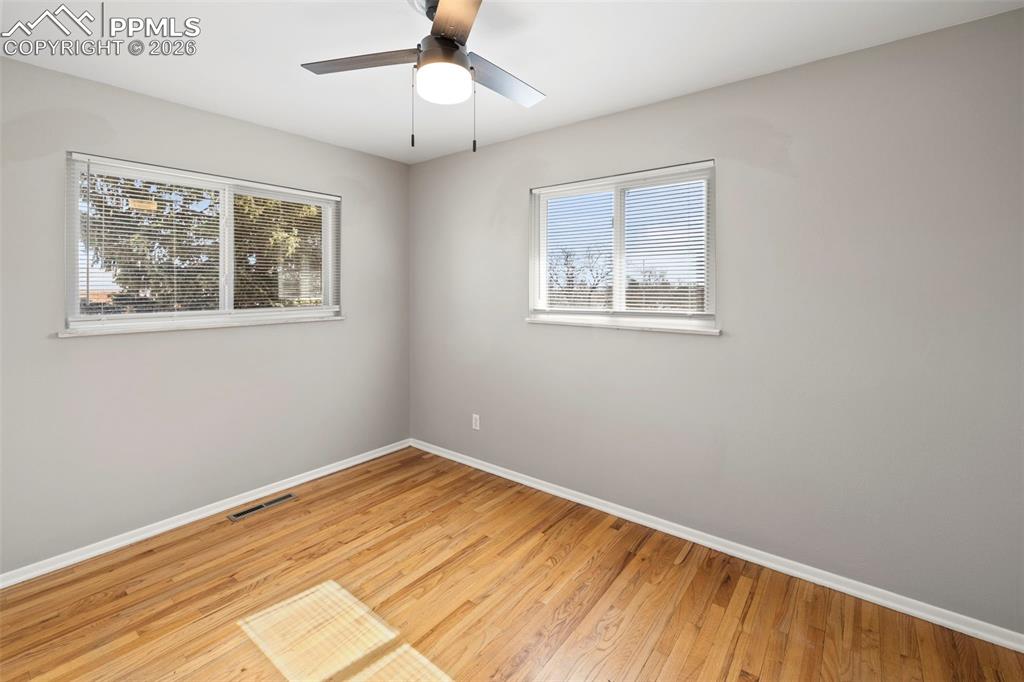 Image 22 of 50: Bedroom