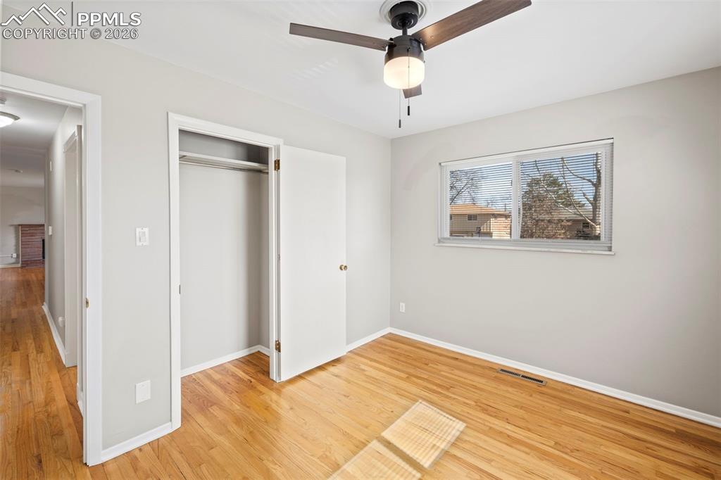 Image 23 of 50: Bedroom