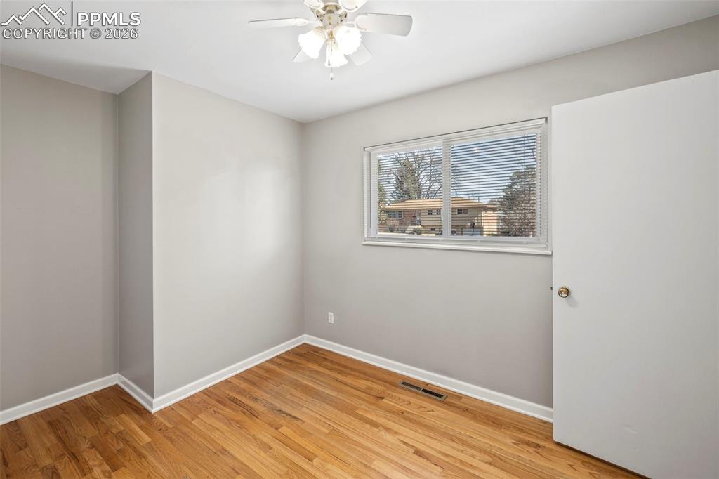 Image 24 of 50: Bedroom