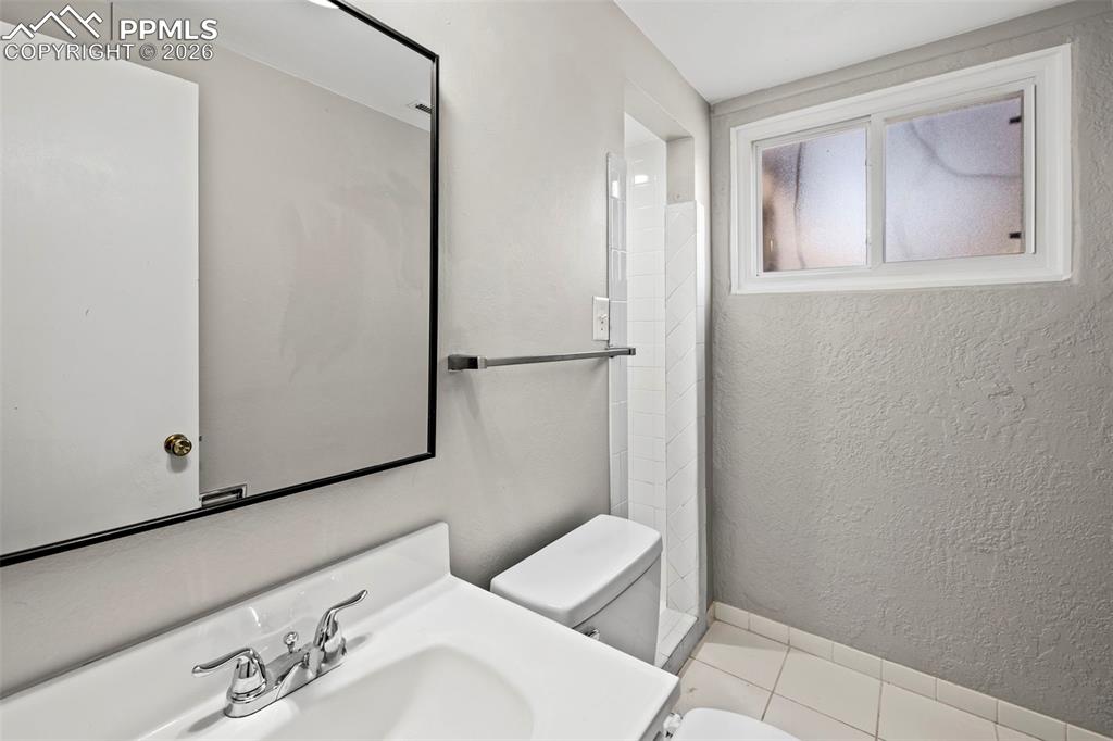 Image 33 of 50: Bathroom