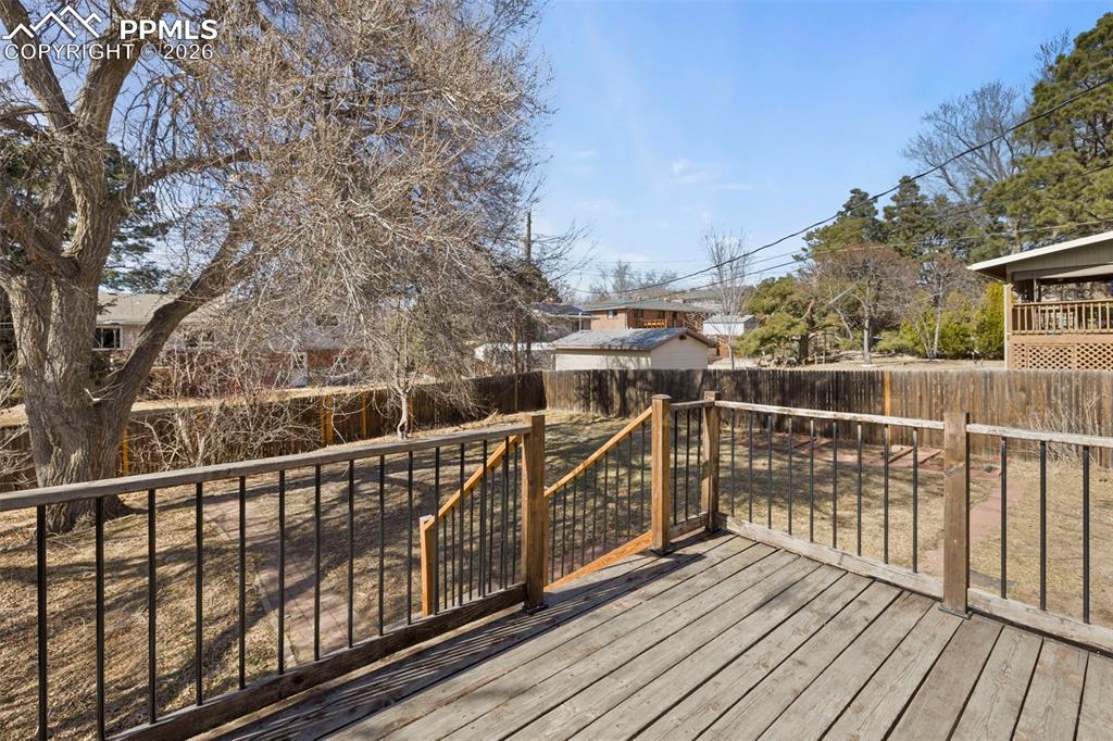 Image 35 of 50: Deck