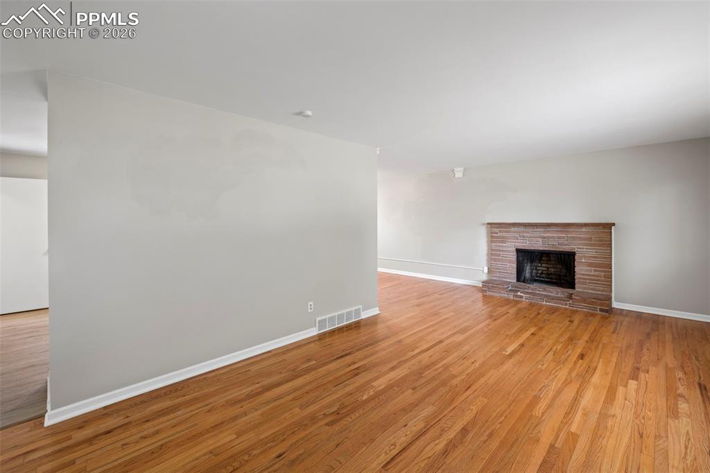 Image 4 of 50: Living Room