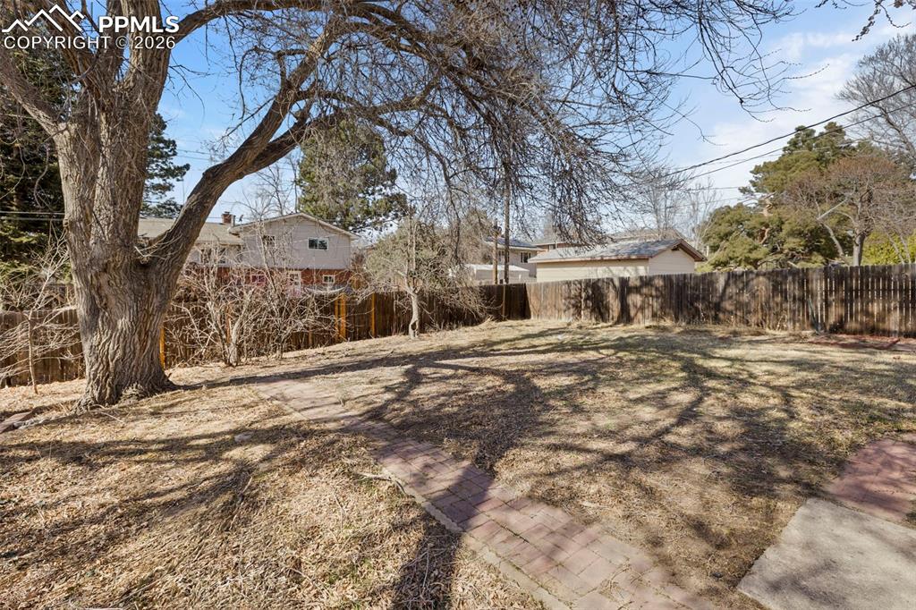 Image 42 of 50: Yard