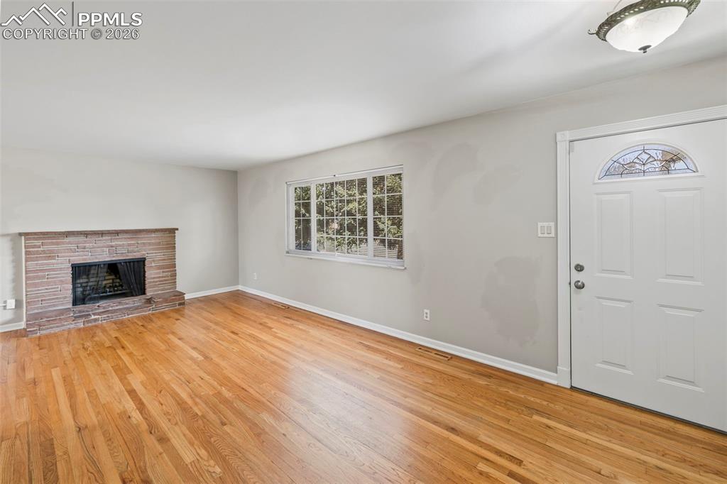 Image 5 of 50: Living Room