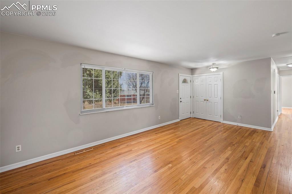 Image 7 of 50: Living Room