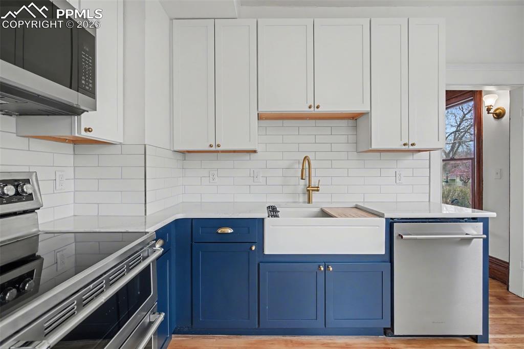 Image 10 of 28: Kitchen