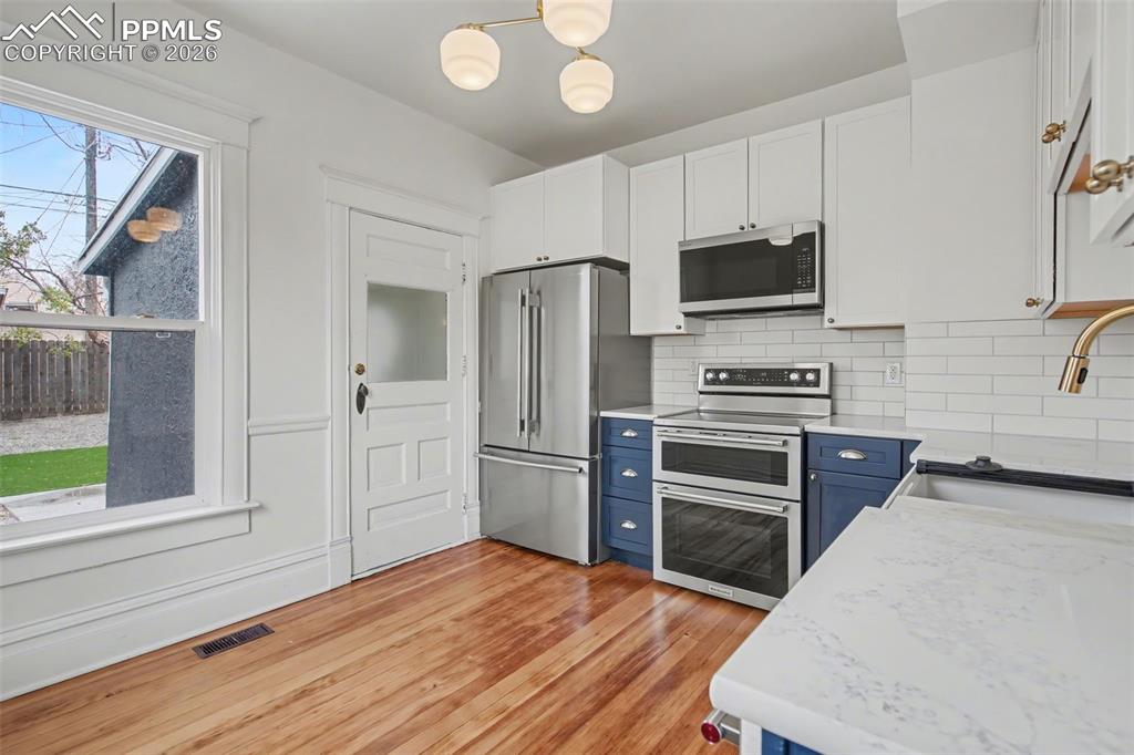 Image 11 of 28: Kitchen