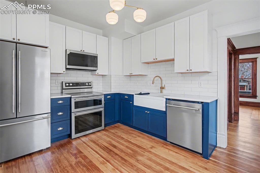 Image 12 of 28: Kitchen