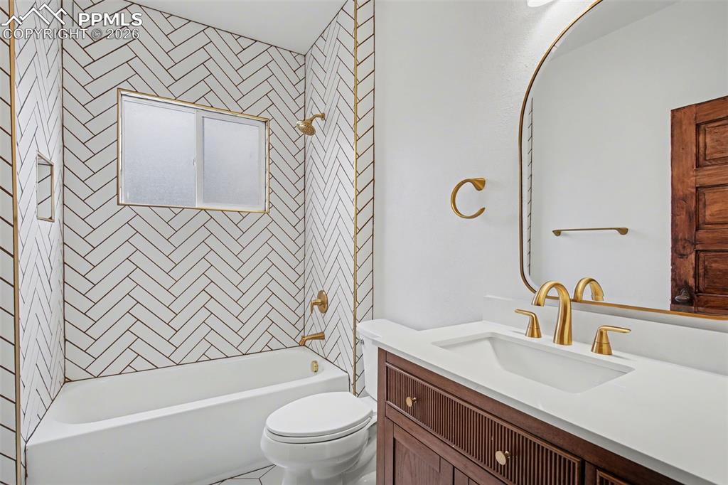 Image 14 of 28: Bathroom