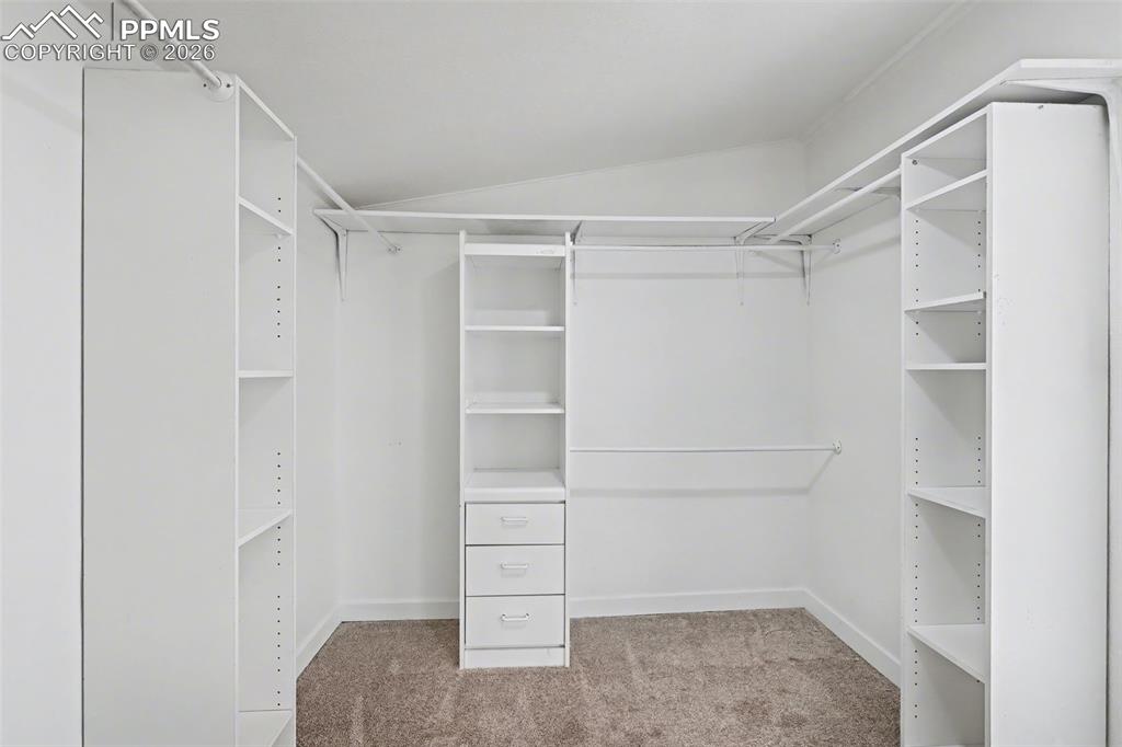 Image 22 of 28: Closet