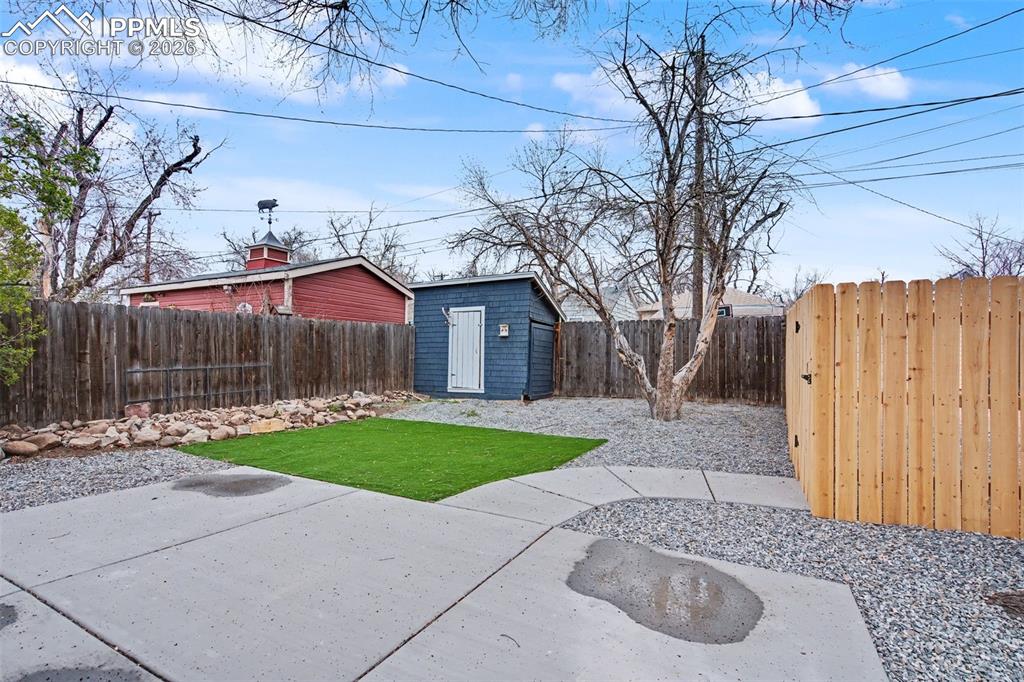 Image 24 of 28: Yard