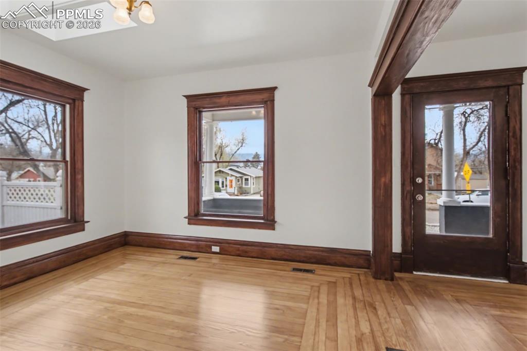 Image 4 of 28: Entry