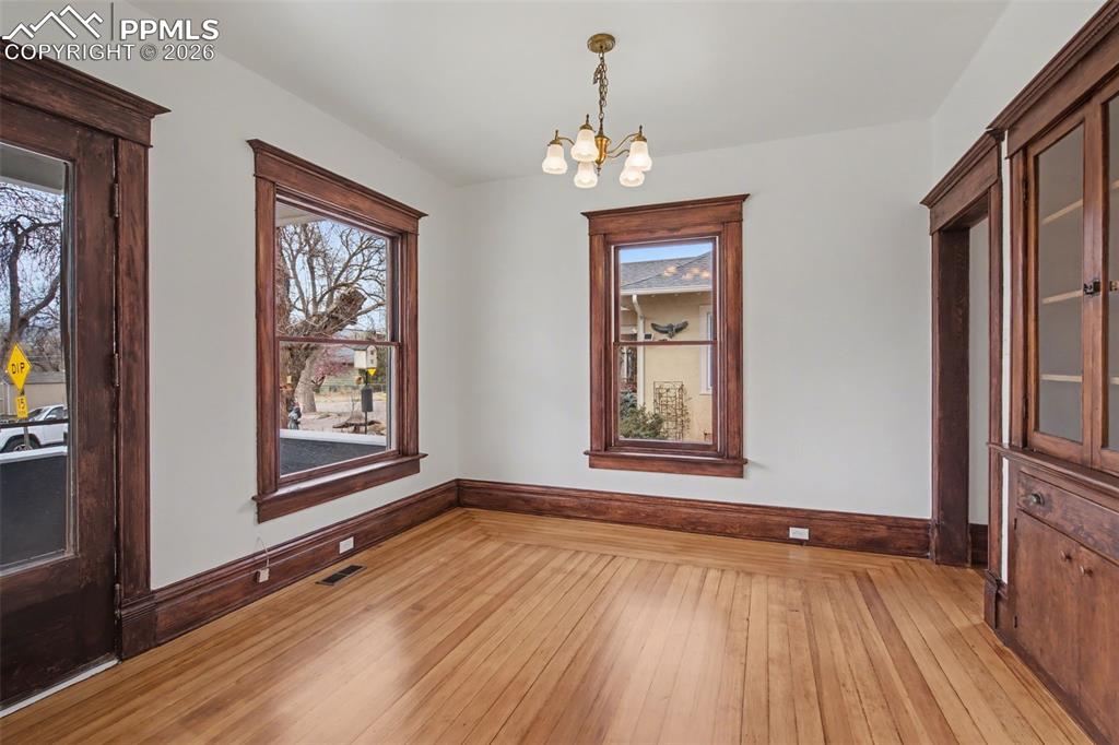 Image 8 of 28: Dining Area