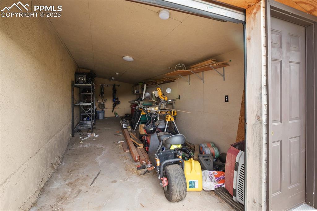 Image 15 of 31: Separate 1 car garage