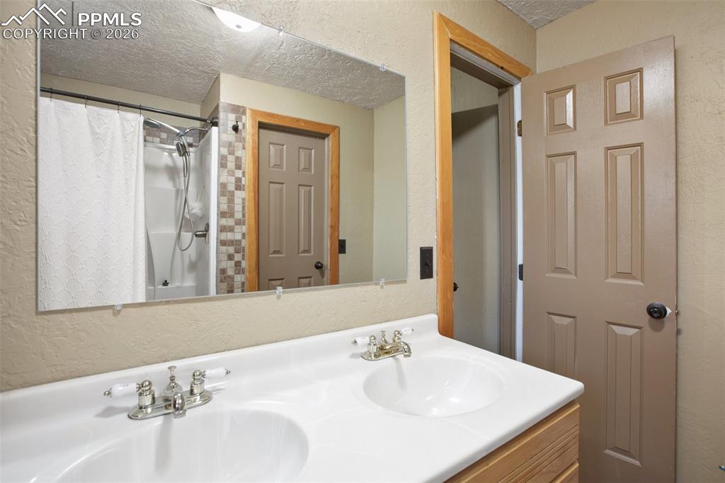 Image 19 of 31: Upper Primary Bathroom