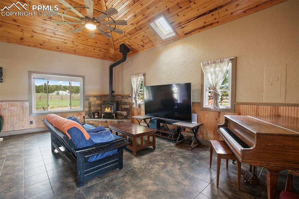 Image 6 of 31: Living Room