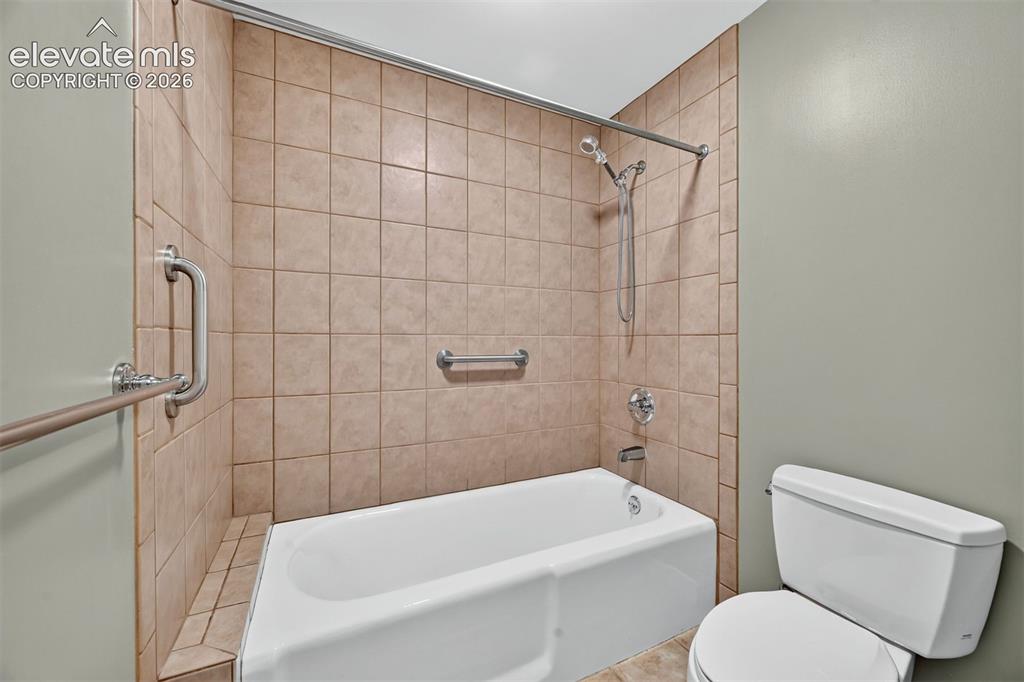Image 16 of 43: Bathroom