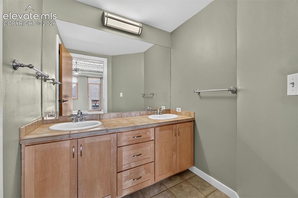 Image 17 of 43: Bathroom