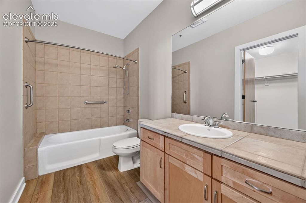 Image 24 of 43: Bathroom