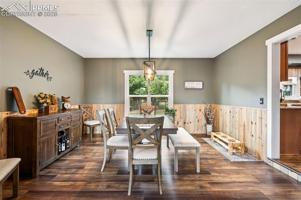 Image 16 of 49: Dining Room