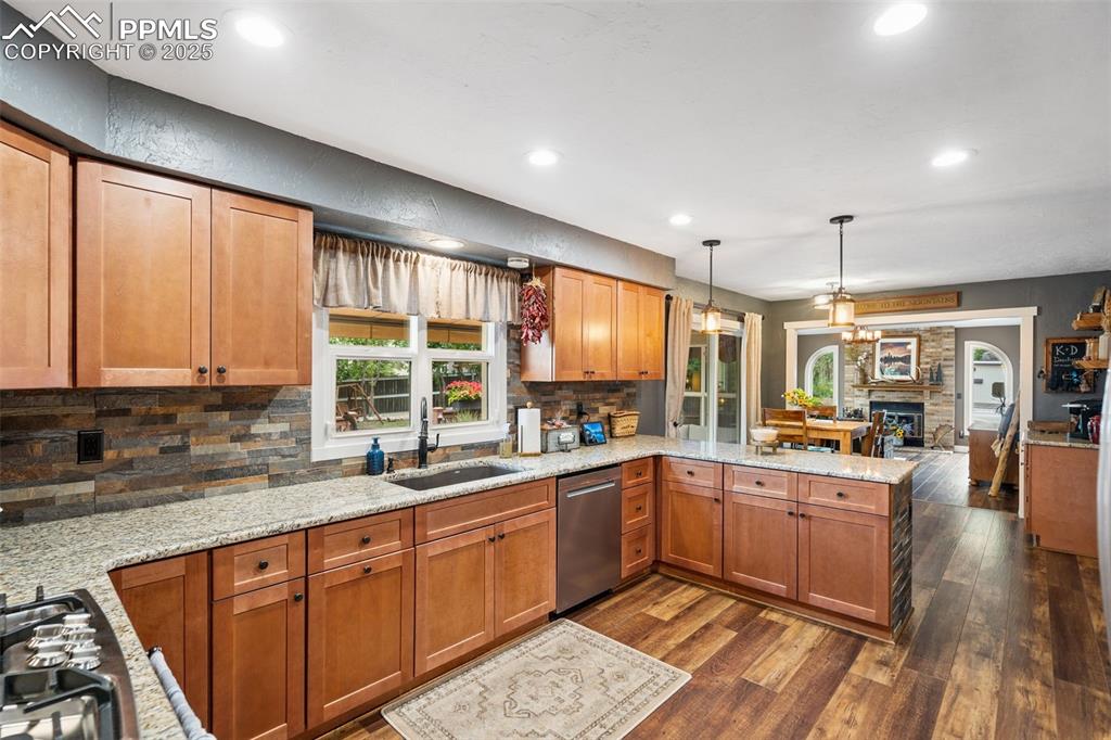Image 17 of 49: Kitchen