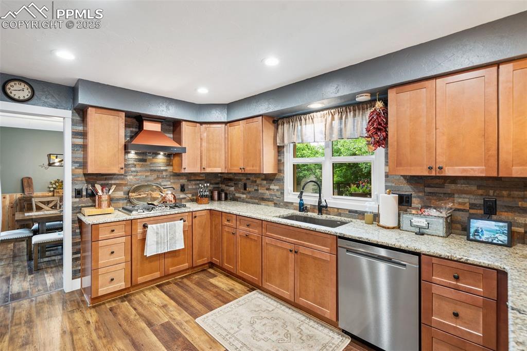 Image 19 of 49: Kitchen