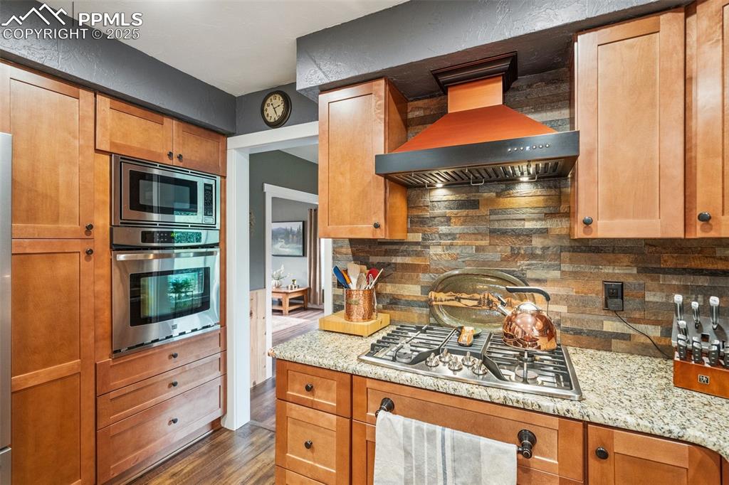 Image 21 of 49: Kitchen