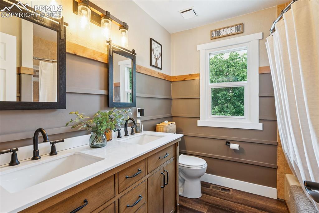 Image 35 of 49: Full upper level bathroom