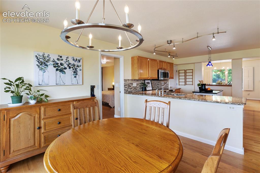Image 19 of 48: Dining Area