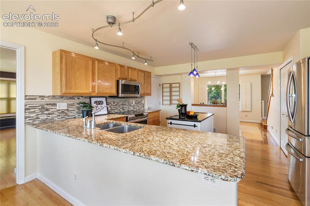 Image 21 of 48: Kitchen