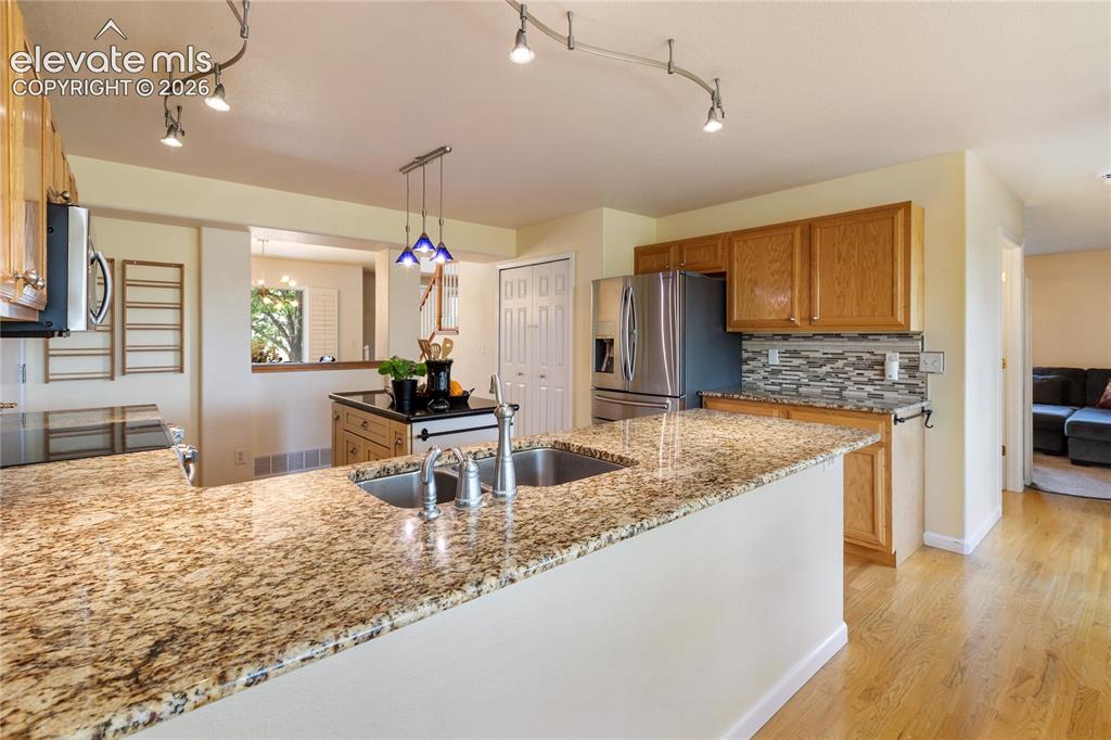 Image 22 of 48: Kitchen