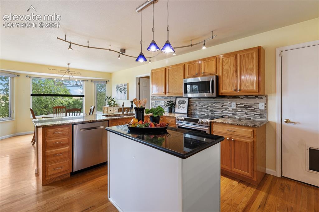 Image 23 of 48: Kitchen