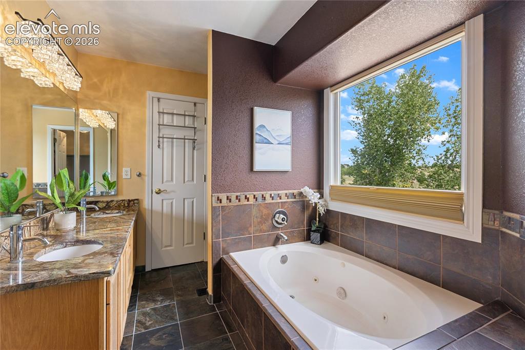 Image 33 of 48: Bathroom