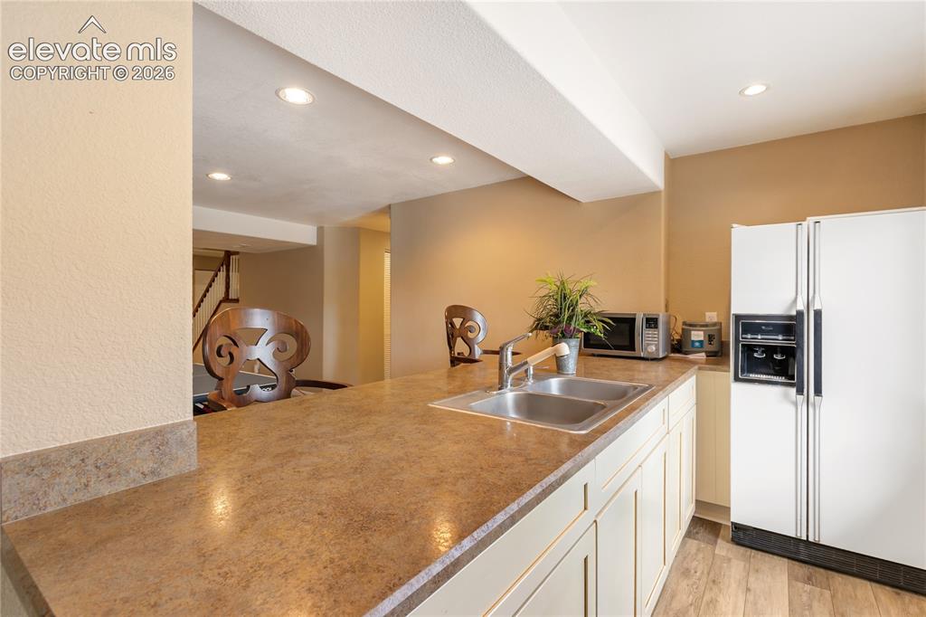 Image 36 of 48: Kitchen