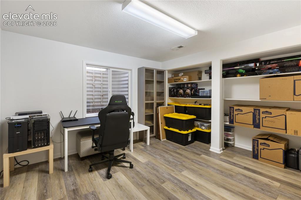 Image 39 of 48: Office