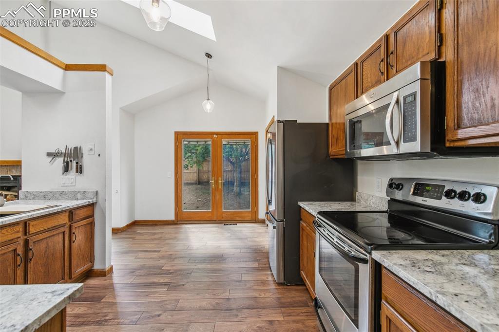 Image 10 of 31: Kitchen