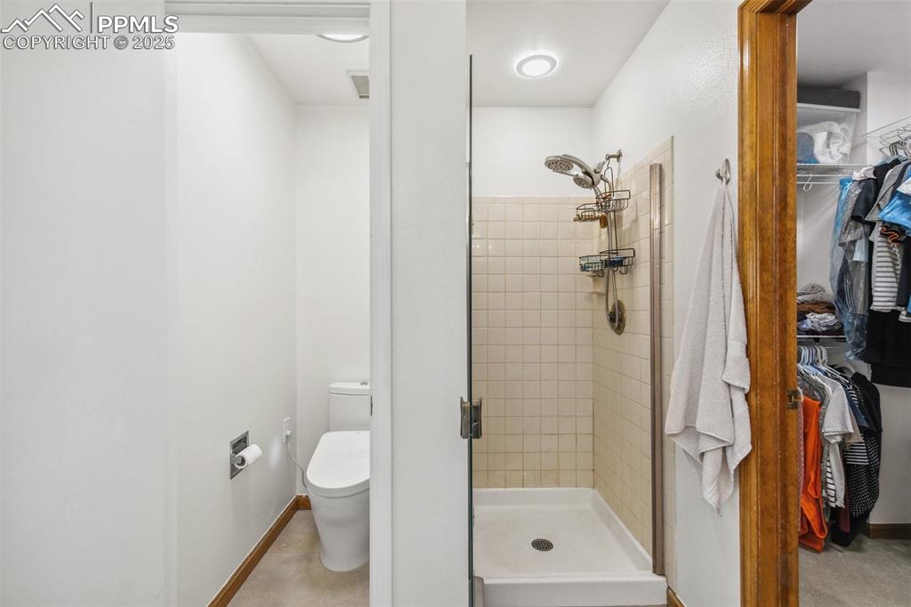 Image 14 of 31: Bathroom