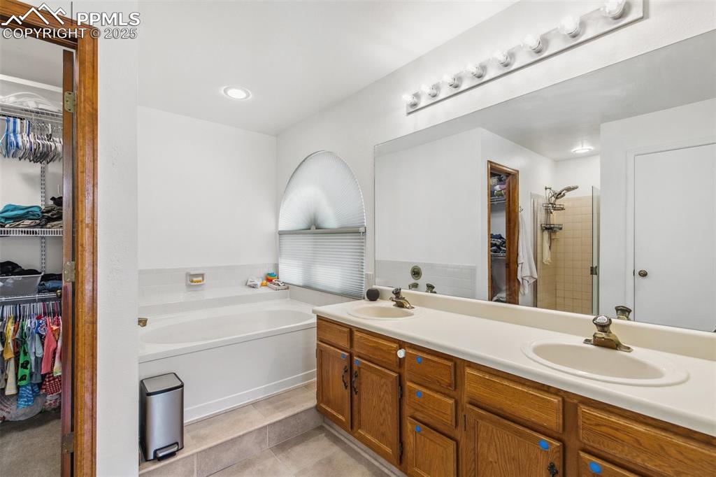 Image 15 of 31: Bathroom