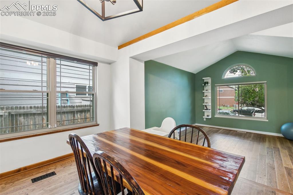 Image 18 of 31: Dining Area