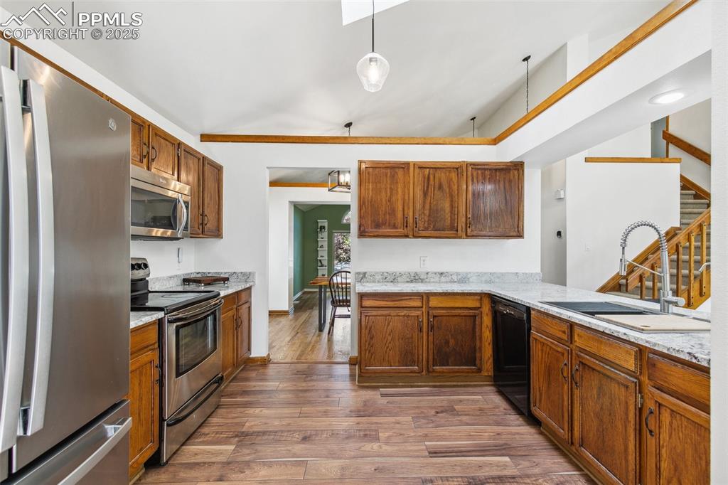 Image 7 of 31: Kitchen