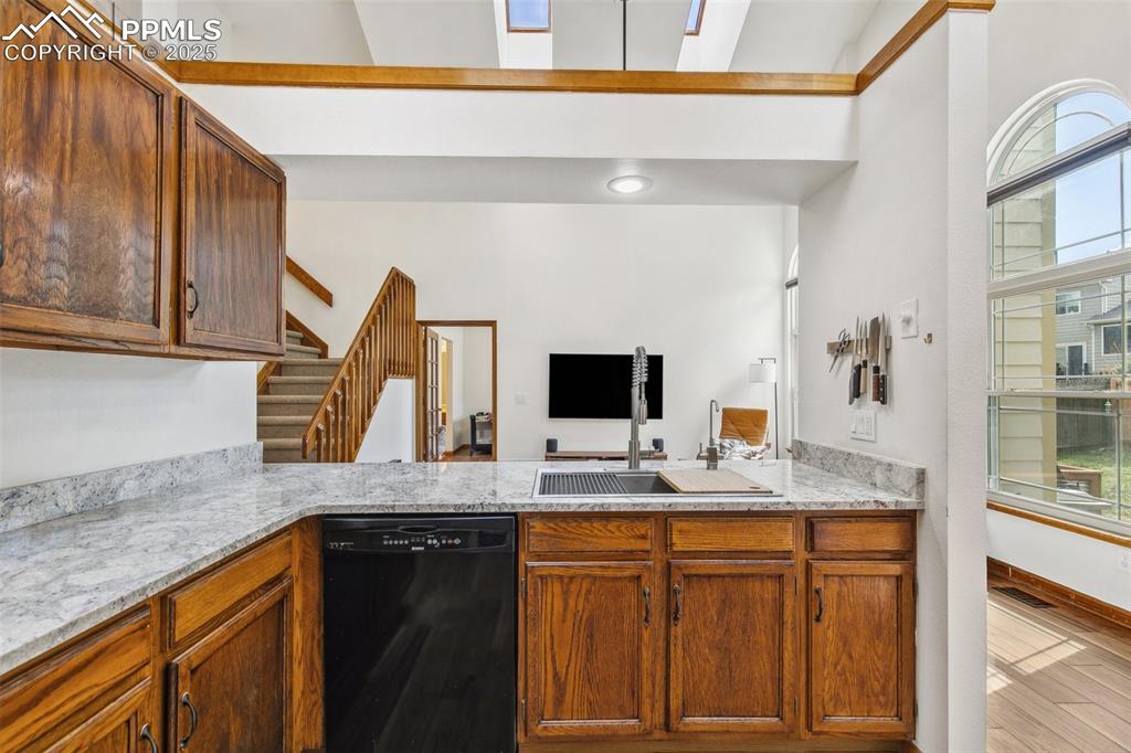 Image 8 of 31: Kitchen