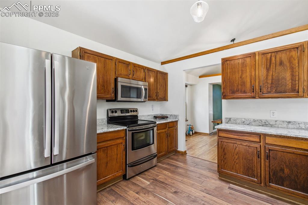Image 9 of 31: Kitchen