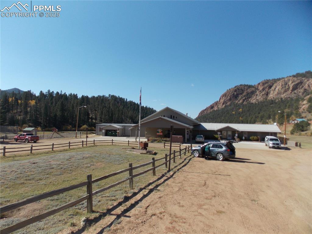 Image 20 of 24: Yard