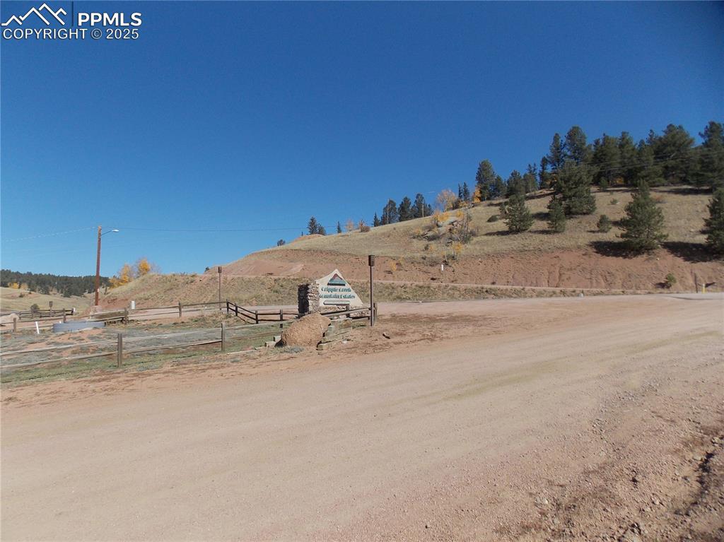 Image 22 of 24: Yard